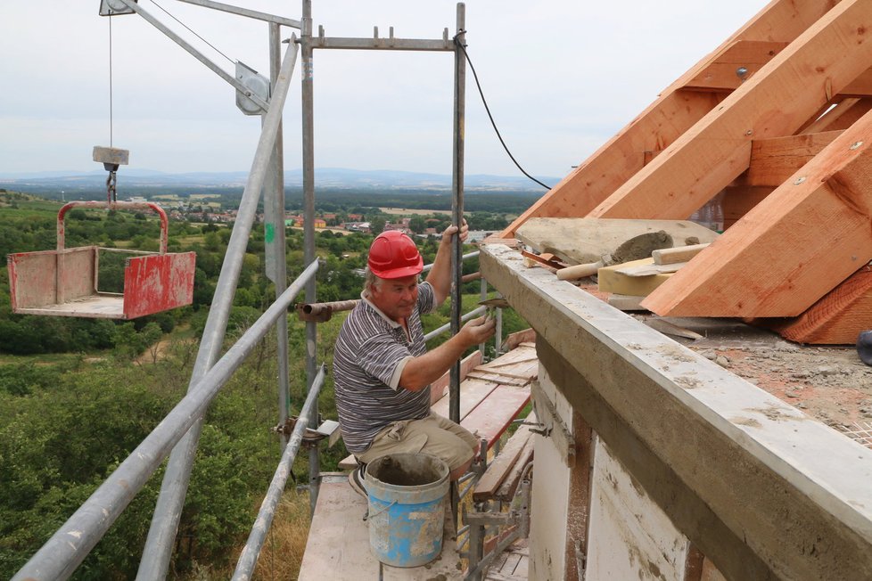 Kaple sv. Floriána a sv. Šebestiána se po 72 letech opět stane dominantou Bzence. Replika stavby zničené na konci 2. světové války Němci navíc nabídne i rozhlednu.