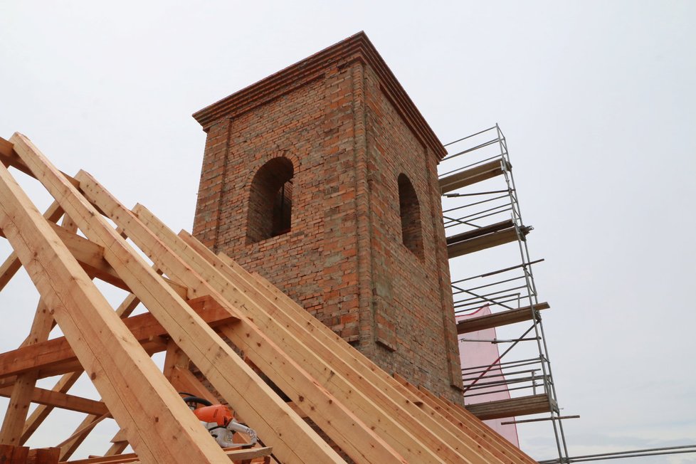 Kaple sv. Floriána a sv. Šebestiána se po 72 letech opět stane dominantou Bzence. Replika stavby zničené na konci 2. světové války Němci navíc nabídne i rozhlednu.