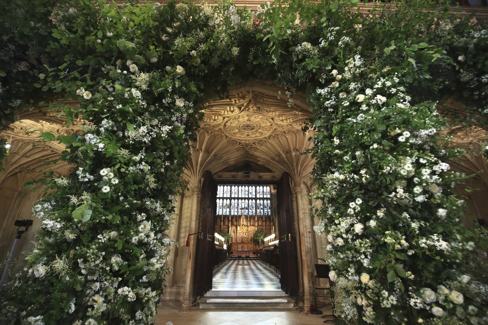 Kaple sv. Jiří na hradě Windsor je vyzdobena záplavou květin