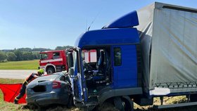 Při srážce osobního vozu s nákladním v Kaplici zemřeli dnes odpoledne tři lidé.