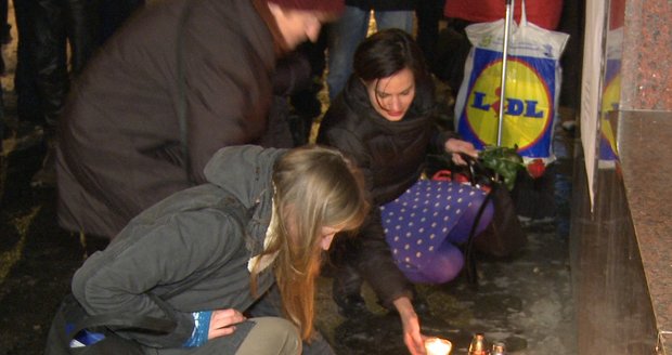 Vdova po zemřelém architektovi Eliška Kaplicky zapaluje svíčku na místě, kde její manžel zemřel