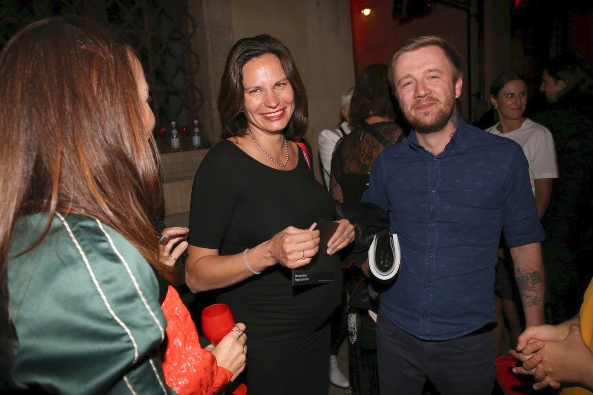 Eliška Kaplicky se objevila na zahájení Mercedes-Benz Prague Fashion Weekendu se svým partnerem, s nímž čeká dítě