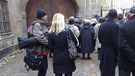 Lidé čekají na otevření Pražské křižovatky