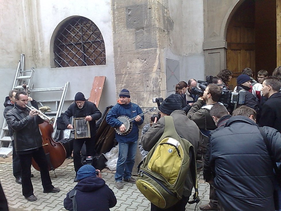 Dixieland před kostelem přivítal příchozí