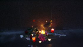 Květiny a svíčky na místě, kde zemřel Jan Kaplický