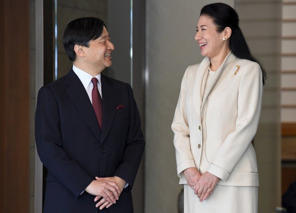 S korunovací nového japonského císaře Naruhito se do veřejného života vrátila i jeho žena, císařovna-manželka Masako. Císařovna je vyšší než její manžel.