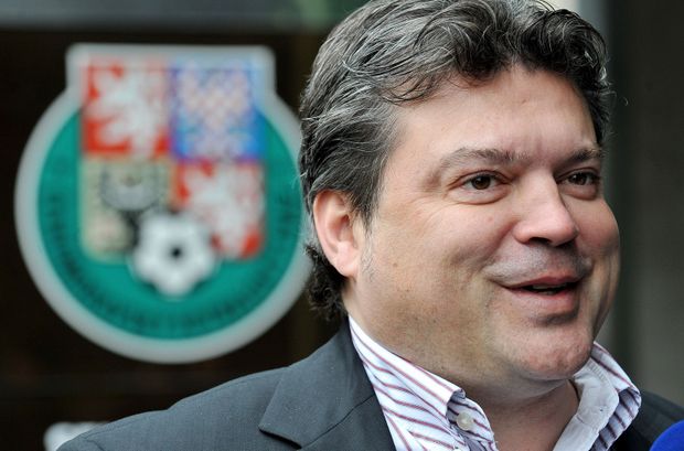 Karel Kapr, majitel Bohemians Praha, nesouhlasí s kontumací. Karel Kapr, majitel Bohemians Praha, nesouhlasí s kontumací.