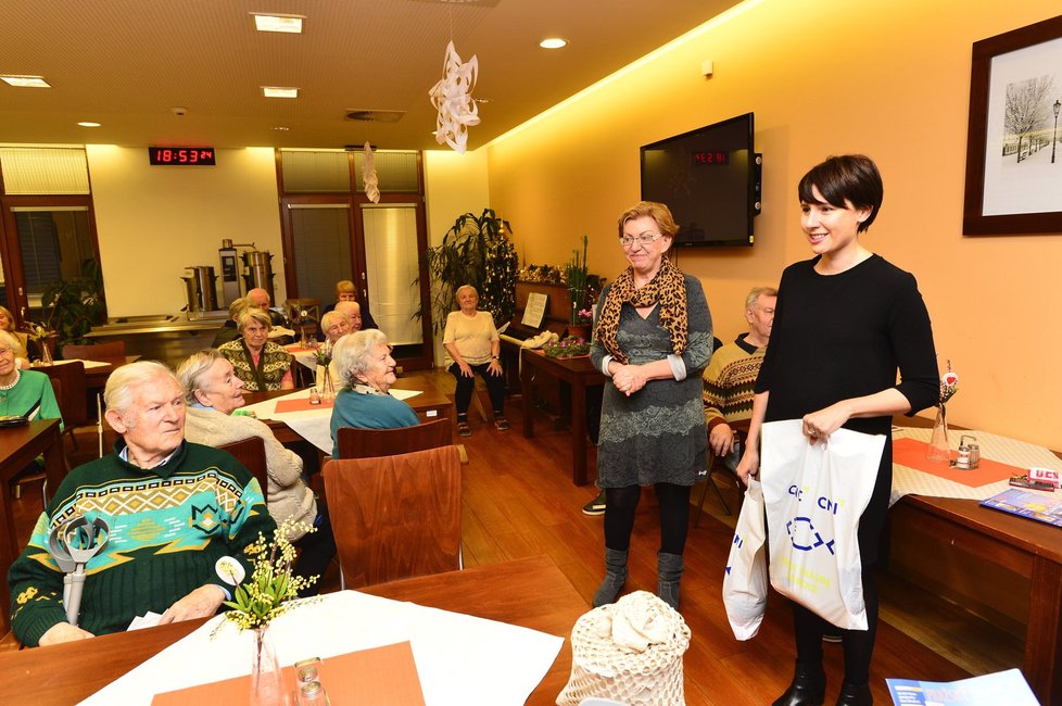 Zástupci Czech News Center předali seniorům v pečovatelském centru kapry a vánoční dárky.