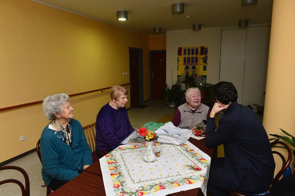 Zástupci Czech News Center předali seniorům v pečovatelském centru kapry a vánoční dárky.