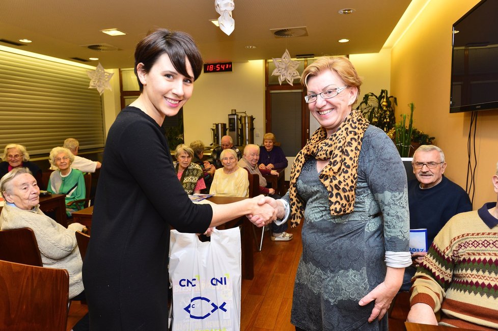 Zástupci Czech News Center předali seniorům v pečovatelském centru kapry a vánoční dárky.