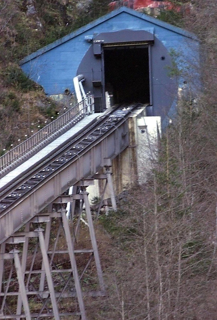 Tunel lanovky v hoře