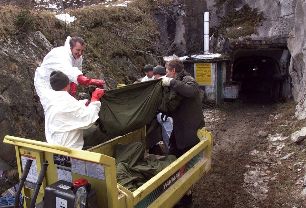 Záchranáři z tunelu vynášejí mrtvá těla.