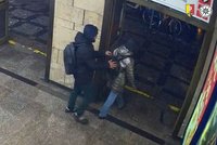Zlodějíček okrádal nic netušící seniory: V metru jim z batohů tahal peněženky a jiné cennosti!