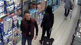 VIDEO: Trojice kapsářů okradla pět nakupujících v supermarketu, nepoznáváte je?