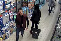 VIDEO: Trojice kapsářů okradla pět nakupujících v supermarketu, nepoznáváte je?