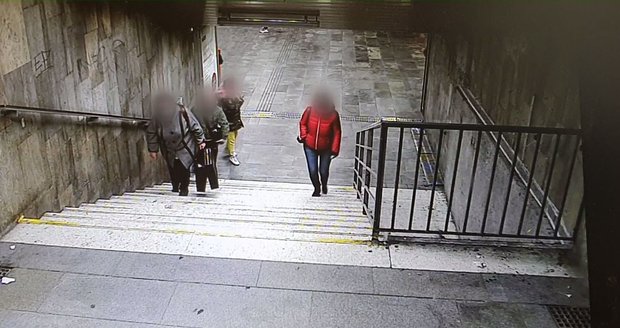 Dvojice, muž (24) a žena (20) si vyhlédla v podchodu svou oběť (zcela vlevo).