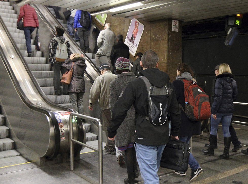 Davy lidí. U tramvaje či v metru. To jsou ideální místa pro kapsáře.