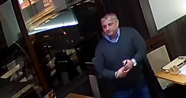 Poznáte tyto zloděje? V brněnské restauraci okradli muže (60) o deset tisíc korun.