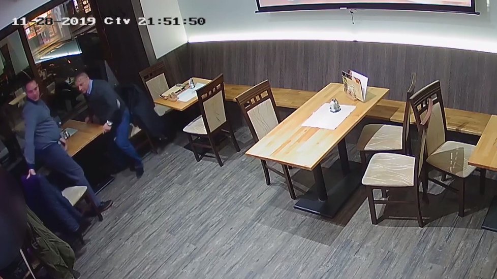 Poznáte tyto zloděje? V brněnské restauraci okradli muže (60) o deset tisíc korun.