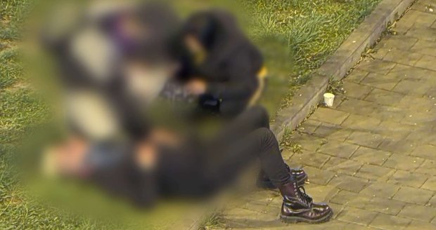 Zlodějka s kumpánem obrala v Brně spícího muže o peníze. Díky kameře byli oba rychle dopadeni.