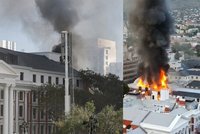 Panika v Kapském Městě: Budova parlamentu v plamenech!
