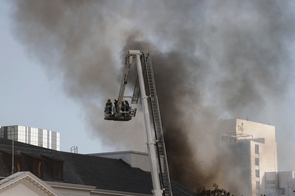 Požár zachvátil budovu jihoafrického parlamentu v Kapském Městě