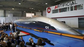 Americká společnost Hyperloop Transportation Technologies představila svou první kapsli určenou pro přepravu cestujících novou technologií vysokorychlostní přepravy.