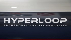 Americká společnost Hyperloop Transportation Technologies představila svou první kapsli určenou pro přepravu cestujících novou technologií vysokorychlostní přepravy.