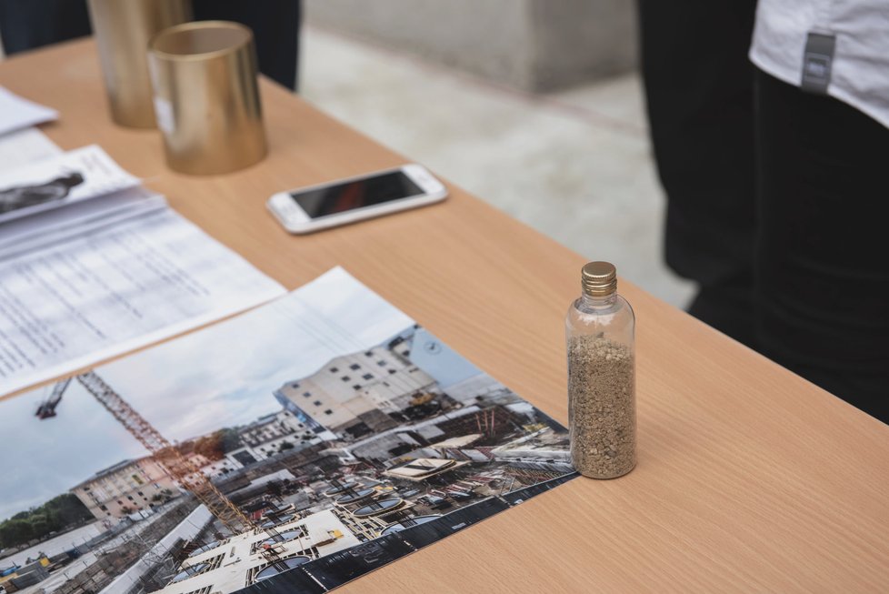 Kapsle obsahuje aktuální fotografii místa, zeminu z třetihor, deklaraci s podpisy 30 významných osobností Brna, skladbu studenta Janáčkovy konzervatoře, kopii pozvánky na premiéru Glagolské mše, aktuální program filharmonie Brno a vydání dvou regionálních deníků.