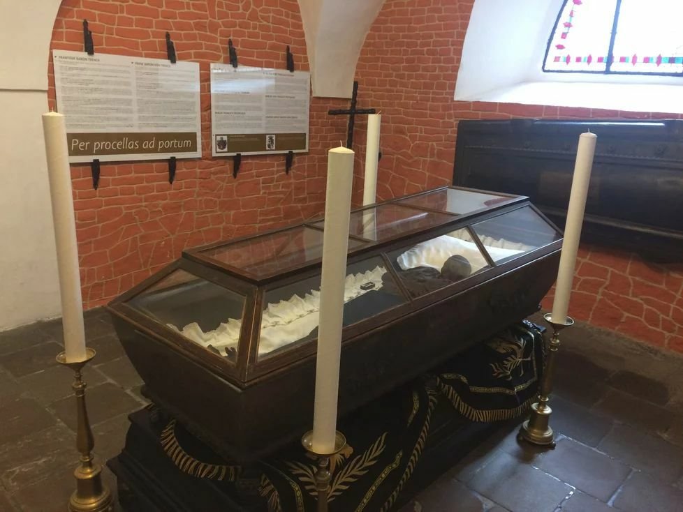 Baron Trenck leží v samostatné části kapucínské hrobky.