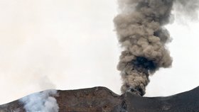 Sopka Pico do Fogo vesnici v údolí zcela zničila. Po pěti letech vstala z popela.