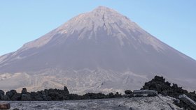 Sopka Pico do Fogo vesnici v údolí zcela zničila. Po pěti letech vstala z popela.