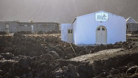 Sopka Pico do Fogo vesnici v údolí zcela zničila. Po pěti letech vstala z popela.