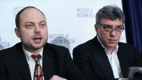 Vladimir Kara-Murza (vlevo) byl velmi dobrý přítel Borise Němcova (vpravo)