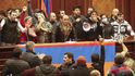 Lidé protestují proti dohodě o zastavení bojů v oblasti Náhorního Karabachu ve vládní budově v arménském Jerevanu, 10. listopadu 2020. Arménský premiér Nikol Pashinian na Facebooku uvedl, že ukončení boje bylo „velmi bolestivé“ pro mě osobně a pro naše lidi. “ Brzy po oznámení tisíce lidí proudily na hlavní náměstí v arménském hlavním městě Jerevanu, aby protestovaly proti dohodě, mnozí křičeli: „Nevzdáme se naší země.“ Někteří z nich vnikli do hlavní vládní budovy a řekli, že pátrají po Pashinianovi, který už zřejmě odešel.