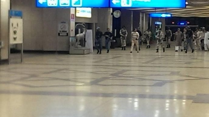 Při útoku ozbrojenců na letiště v Karáčí zemřelo nejméně pět lidí