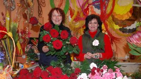 Na Valentýna růže, k MDŽ tradiční karafiáty. Podle květinářek Markéty Holé (vlevo) a Aleny Pelnářové zůstávají mnozí kupující věrní tradici