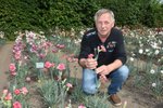 Peter Pošefka (63) v roce 2019 vyšlechtil tři poslední odrůdy klatovských karafiátů. Jedna z nich se jmenuje Poligny.