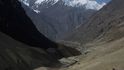 Z čínského Kašgaru do pákistánského Abbottábádu vede přes čtveřici nejvyšších pohoří světa Karákóramská dálnice. V zimních měsících jsou její vysokohorské úseky kvůli lavinám a závějím uzavřeny. Nebezpečné bylo už její budování, které v 60. letech nepřežily stovky čínských dělníků.