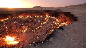 Za pekelnou bránu je považován kráter v poušti Karákoram. Spisovatel Dan Brown však ve své knize tvrdí, že se nachází jinde