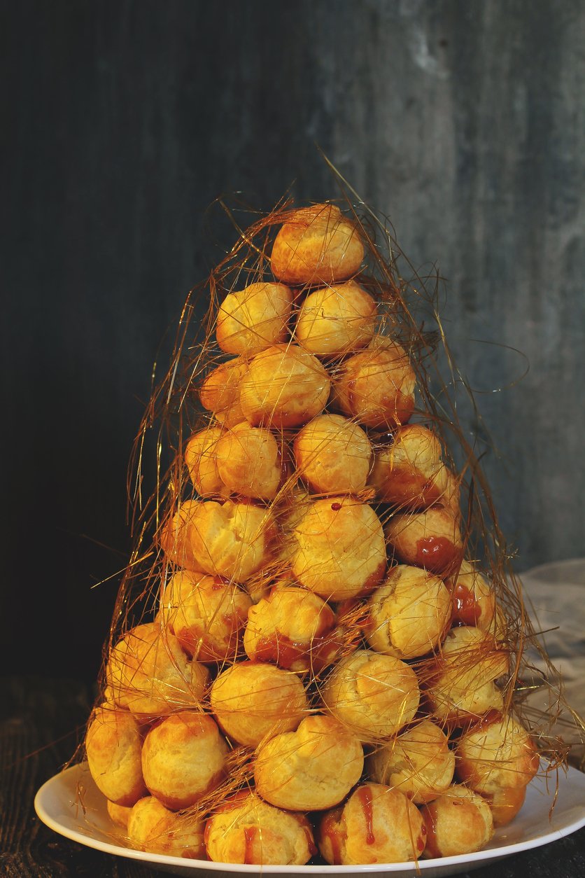 Typickým francouzským dezertem z odpalovaného těsta, který je opředen karamelovými nitěmi, je croquembouche