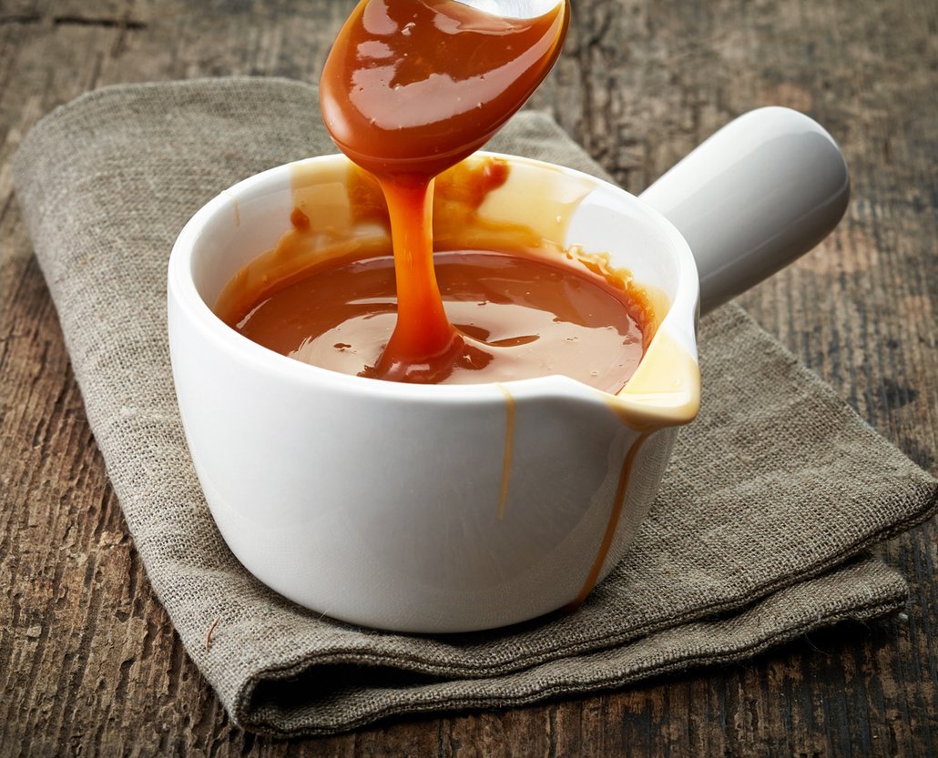 Na přípravu domácího smetanového karamelu budete potřebovat cukr, máslo a tučnou smetanu