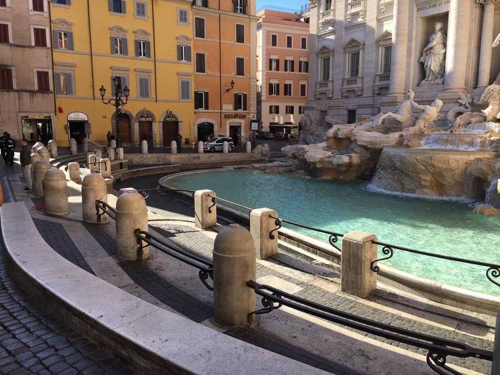 Fontana di Trevi je bez turistů. Koronavirus uvrhl celou Itálii do karantény