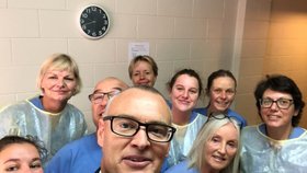 Novozélandský ministr zdravotnictví David Clark porušil karanténu. Snímek z Clarkovy návštěvy nemocnice, kde lékaři a sestry bojují s koronavirem.
