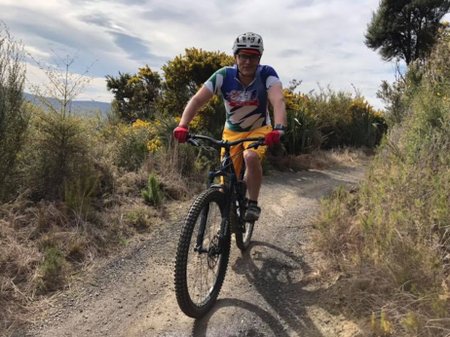 Novozélandský ministr zdravotnictví David Clark porušil karanténu. Na archivním snímku se vášnivý sportovec Clark projíždí na kole.