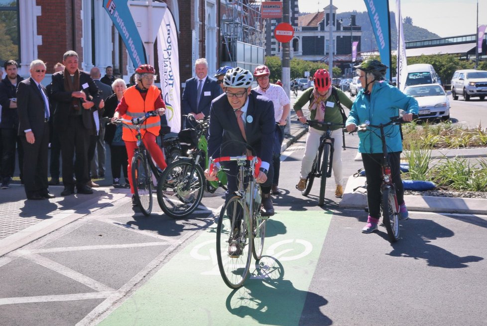 Novozélandský ministr zdravotnictví David Clark porušil karanténu. Na archivním snímku se ministr projíždí na kole.
