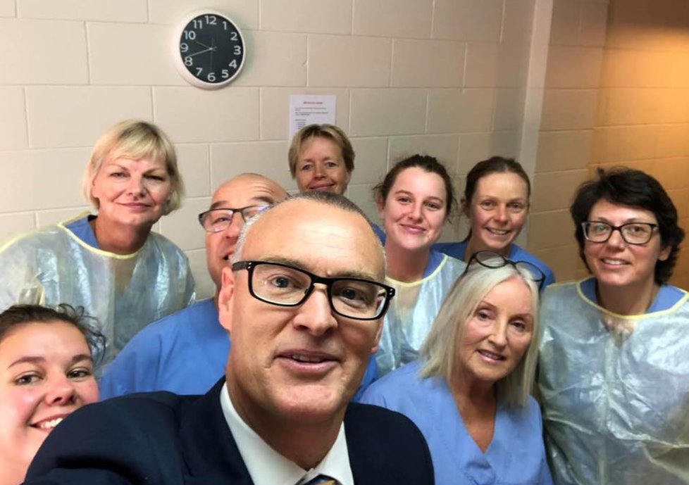 Novozélandský ministr zdravotnictví David Clark porušil karanténu. Snímek z Clarkovy návštěvy nemocnice, kde lékaři a sestry bojují s koronavirem.