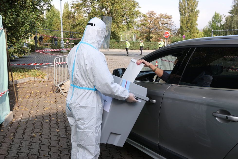 V Česku se konaly volby z auta pro lidi, kteří jsou v karanténě (30.9.2020)