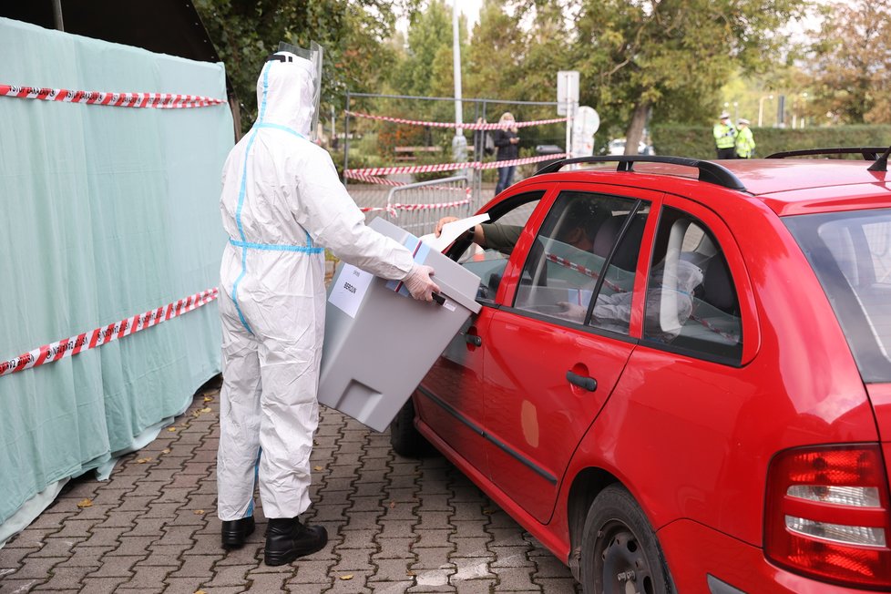 V Česku se konaly volby z auta pro lidi, kteří jsou v karanténě (30.9.2020).
