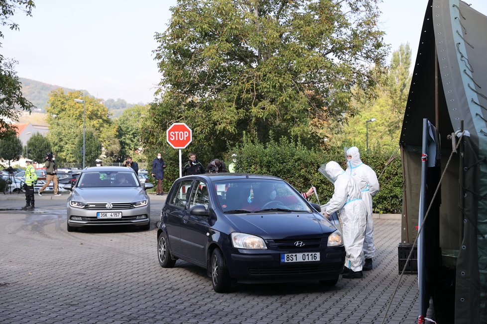 V Česku se konaly volby z auta pro lidi, kteří jsou v karanténě (30.9.2020)